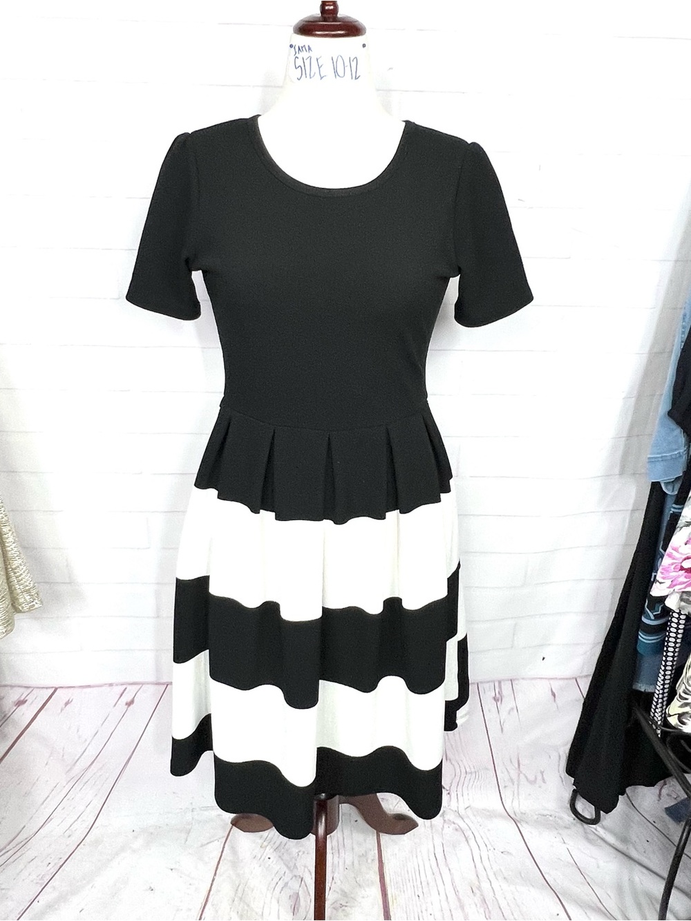 👗Like New |•LULAROE•| Adorable Fit & Flare Dress Size Large👗